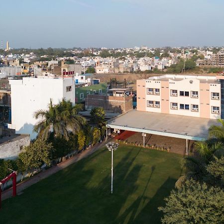 فندق Ruchishree Garden اوجاين المظهر الخارجي الصورة
