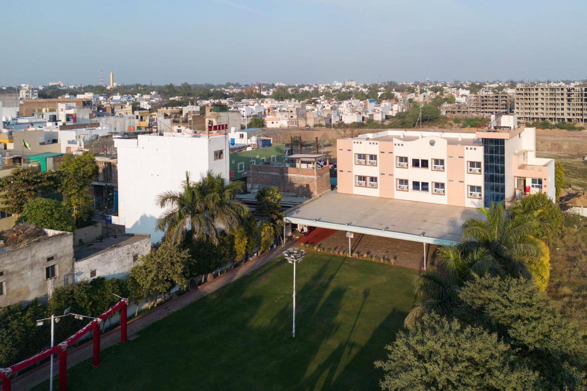 فندق Ruchishree Garden اوجاين المظهر الخارجي الصورة